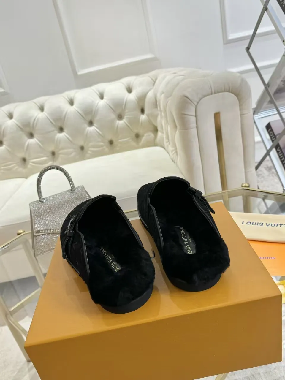 p600✨ LV Couple’s Wool Slippers｜Full of high-end feel, the soles of your feet are luxurious✨ We have achieved the ultimate restoration of the "higher version" of this pair of LV classic toe-toe slippers! 👫💫 🌟 The core advantages are clear at a glance: ✔️ Original jacquard + cowhide fabric, delicate texture, high-end at first glance; ✔️ 280% pure wool lining, wearing barefoot is like stepping on clouds ☁️, soft and skin-friendly and not sweaty; ✔️ Non-slip rubber bottom + three-dimensional toe design, super stable for walking, fashionable and practical!  👀 Must-have attention to detail: Belt buckle + classic LV presbyopic elements, revealing the aura of a big-name brand in a low-key manner ~ Whether it is a couple dating or a trip with besties, both of them are the focus when they go out👟💖 ✨ Easily match the wardrobe: jeans + sweaters, lazy and casual style ✔️ Coat + skirt, refined and elegant ✔️ One pair of shoes can handle a variety of styles, and the sense of luxury is never artificial ~ #LV slippers #couple outfit #High-End Customization #Quality Shoes Recommendation Fabric: Yangjing/classic jacquard fabric Lining: Imported wool lining Sole: Original rubber sole Size: Female 35-41 Male 38-46